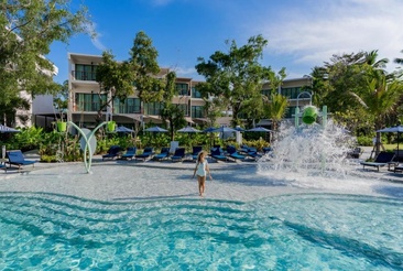 Le Meridien Phuket Mai Khao Beach Resort